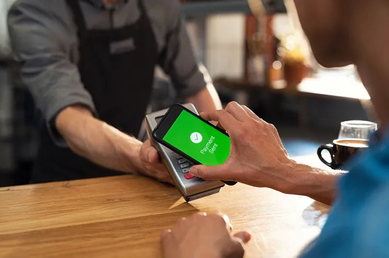 حوّل هاتفك إلى محفظة ذكية مع Apple Pay وGoogle Wallet