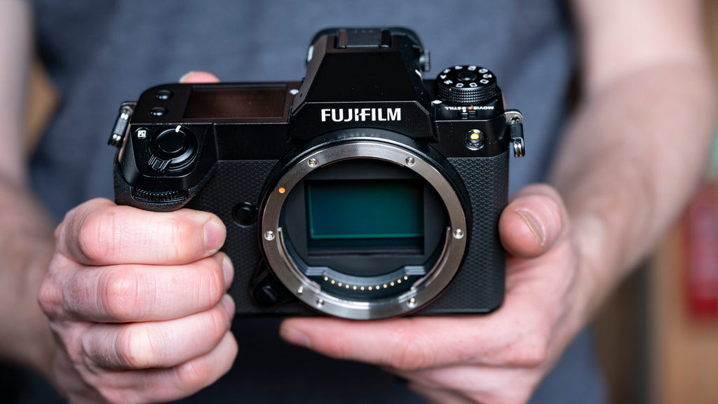  انسَ الإطار الكامل | Fujifilm تقدم جودة متوسطة الشكل بأسعار معقولة مع GFX100S II الجديدة