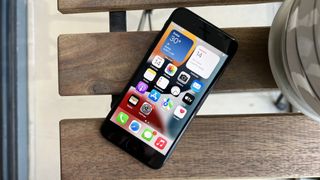 تسريبات iPhone SE 4 | ترقية مثيرة للجدل ولكن قوية في 2025